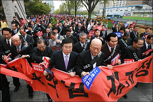 한국기독교총연합이 27일 이해찬, 장영달, 정세균, 유기홍, 최재성 의원을 내년 총선 낙선 대상자로 선정했다. 사진은 지난 4월19일 여의도 순복음교회에선 한기총 주최로 열린 '사학법 재개정을 위한 한국교회 연합기도회'에 참석한 목사와 신도들의 모습. 